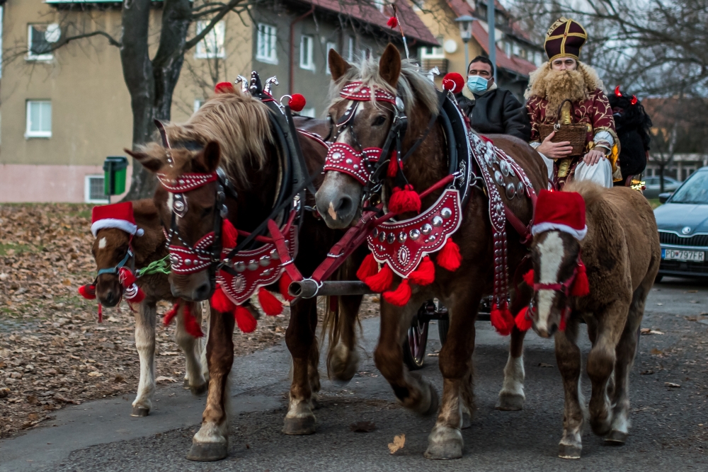 FOTO: Sprievod Mikuláša, anjela a čerta ulicami Novák - 5.12. 2020