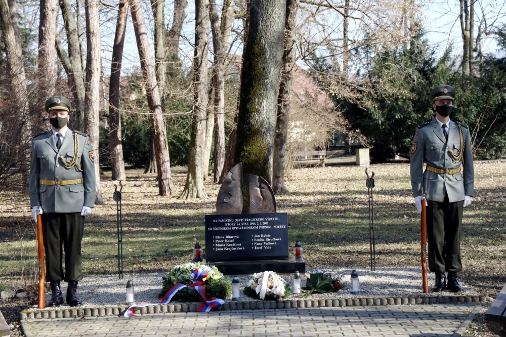 FOTO: Smutné výročie tragickej udalosti v Novákoch. Nikdy nezabudneme.